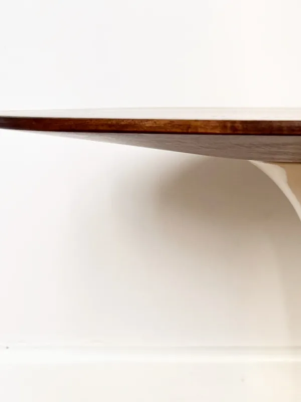 Restauration d’une table Knoll Tulip dont le plateau de marbre d’origine a été cassé. En bois de noyer, et avec le plus gros…