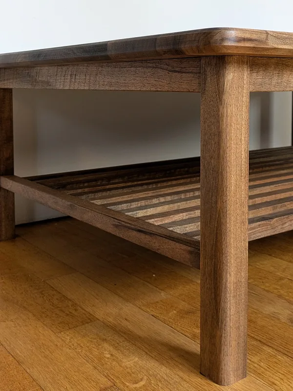 Tout juste sortie de l’atelier, cette grande table basse aux formes plus classiques a été réalisée à la demande et selon les…