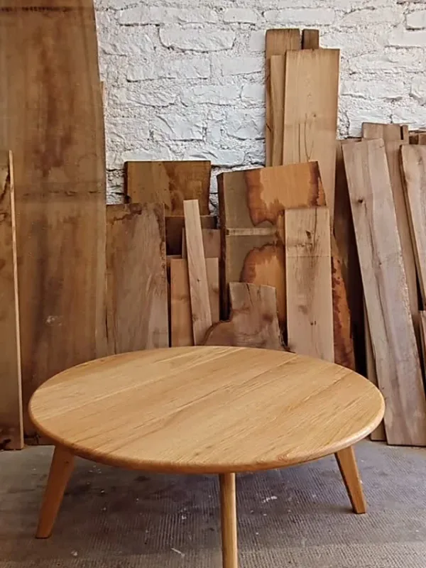 Dernier petit coup de finition avant livraison, sur une table basse, ainsi qu’une petite étagère murale, le tout en chêne (e…
