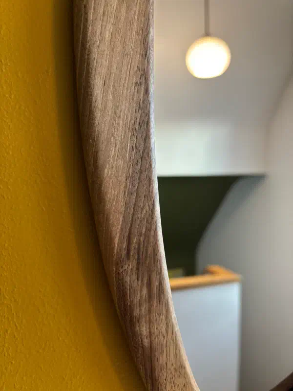 Chant du cadre en noyer sculpté, épaisseur variable le long de la courbe