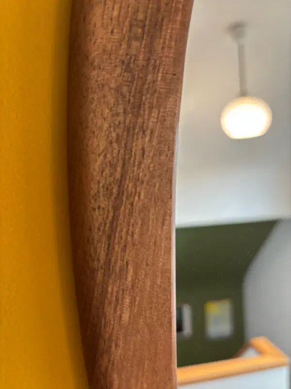 Chant du cadre du petit miroir vu de très près, fil du bois