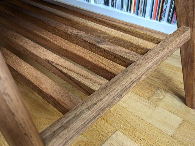 Détail de la tablette à claire-voie en noyer et de sa traverse