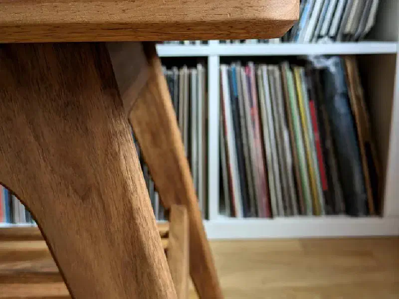Détail du chant du plateau et de l'assemblage d'un pied avec la ceinture