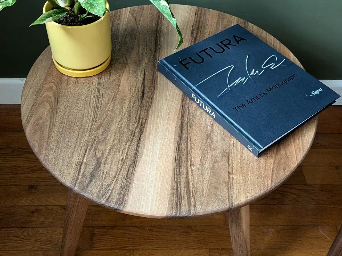 Plateau rond en noyer en livre ouvert, vu du dessus : veines symétriques de part et d'autre du joint